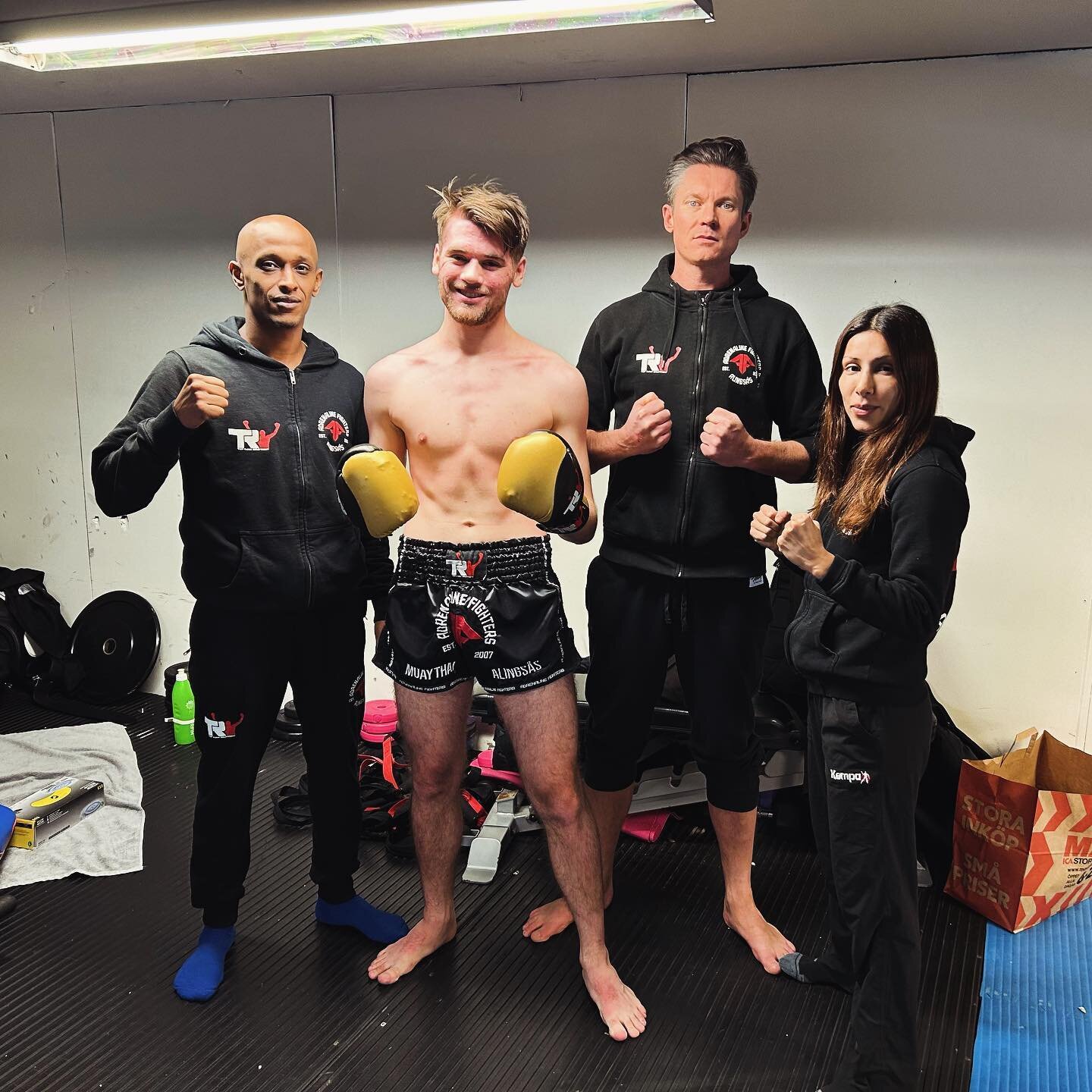 Idag &auml;r ett g&auml;ng hungriga fighters fr&aring;n klubben i G&ouml;teborg f&ouml;r att t&auml;vla i Thaiboxning p&aring; &rdquo;Bulldog Thaifight 9&rdquo; tillsammans med coacherna @bongobongo81 @brodd_77 och @robin_gidlov. 🔥

F&ouml;rst ut, i