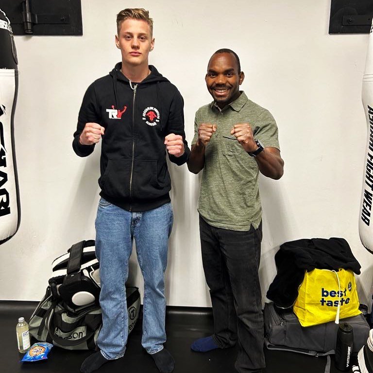 Idag &auml;r Jules Houessou (@y.juleshouessou) i G&ouml;teborg f&ouml;r att g&ouml;ra sin debut i Thaiboxning tillsammans med coacherna @brodd_77 och @joelgrolander. 

Jules m&ouml;ter Ming Bangju fr&aring;n Lion Crown Muay Thai i match nr 16 och de 