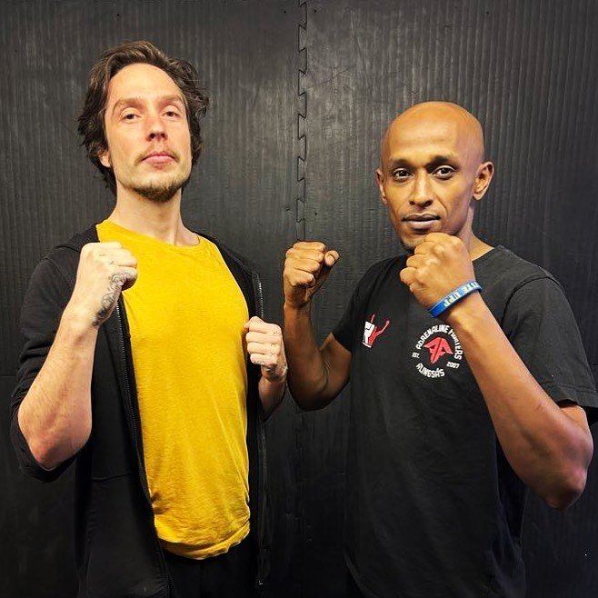 Idag &auml;r Emil Lindstr&ouml;m och Abdi Osman i G&ouml;teborg tillsammans med coacherna @bongobongo81 och @brodd_77 f&ouml;r att &aring;terigen k&auml;nna adrenalinet i thaiboxningsringen p&aring; galan &rdquo;Bulldog Thaifight 10&rdquo;.

F&ouml;r