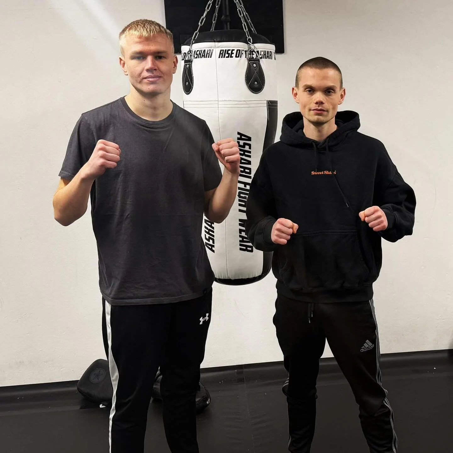 Idag &auml;r inga mindre &auml;n @totte och tim i G&ouml;teborg f&ouml;r att representeras klubben p&aring; thaiboxningsgalan FMT Open 53 tillsammans med coacherna @bongobongo81 och @brodd_77.

F&ouml;rst ut fr&aring;n Alings&aring;s, i match nr 4, s
