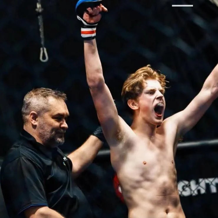 Magisk debut f&ouml;r Wilmer Hedstr&ouml;m @hedstromwilmer i helgen n&auml;r han klev upp i MMA-buren f&ouml;r f&ouml;rsta g&aring;ngen i karri&auml;ren! F&ouml;rsta vinsten, av m&aring;nga!!!

Grymt jobbat minst sagt och nu ser vi fram emot fler fin