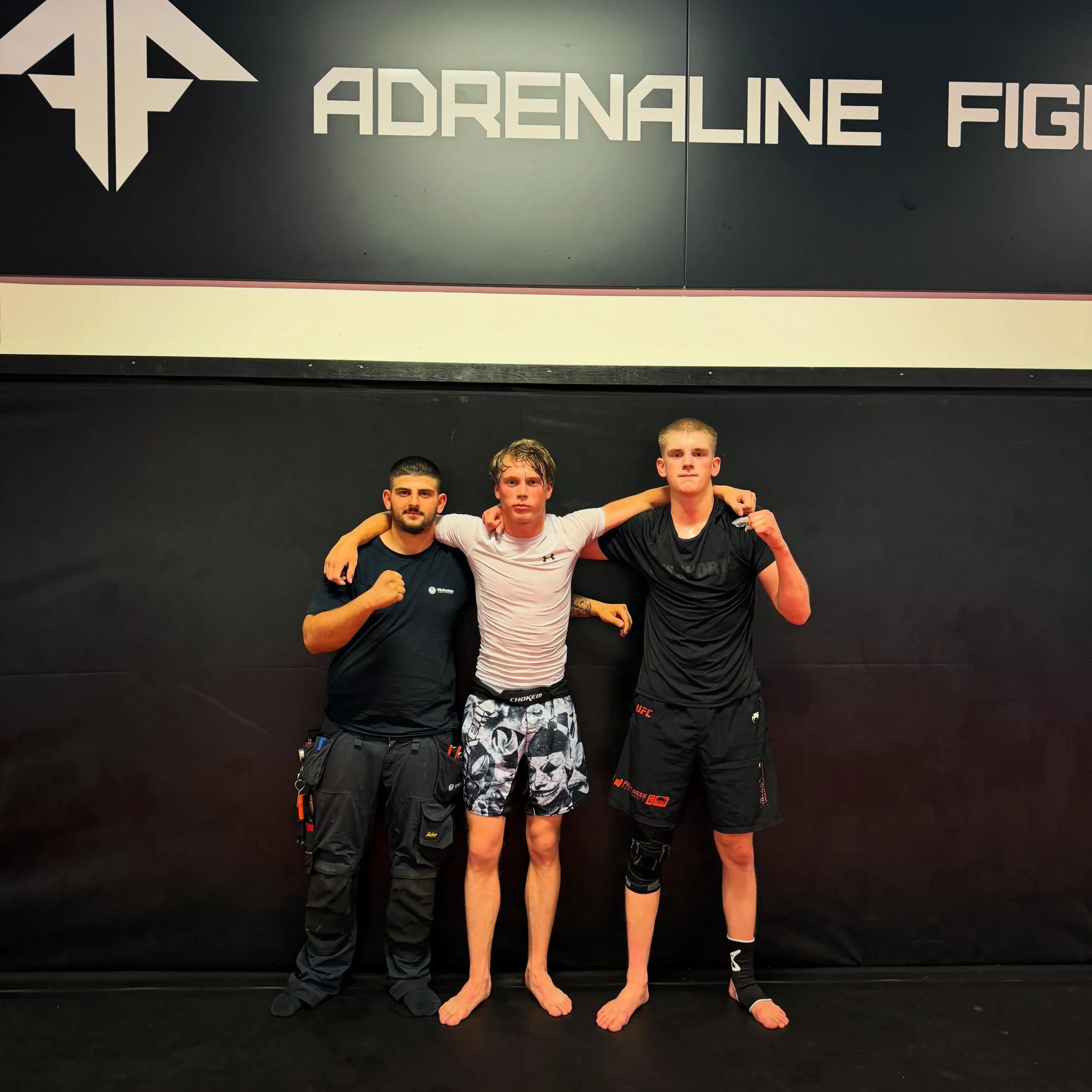 Strax innan sommartr&auml;ningen startade var de h&auml;r tre krigarna iv&auml;g p&aring; &auml;ventyr f&ouml;r att g&ouml;ra avtryck p&aring; den svenska MMA-scenen! 

Wilmer (@hedstromwilmer) gjorde sin andra match i karri&auml;ren och trots tufft 