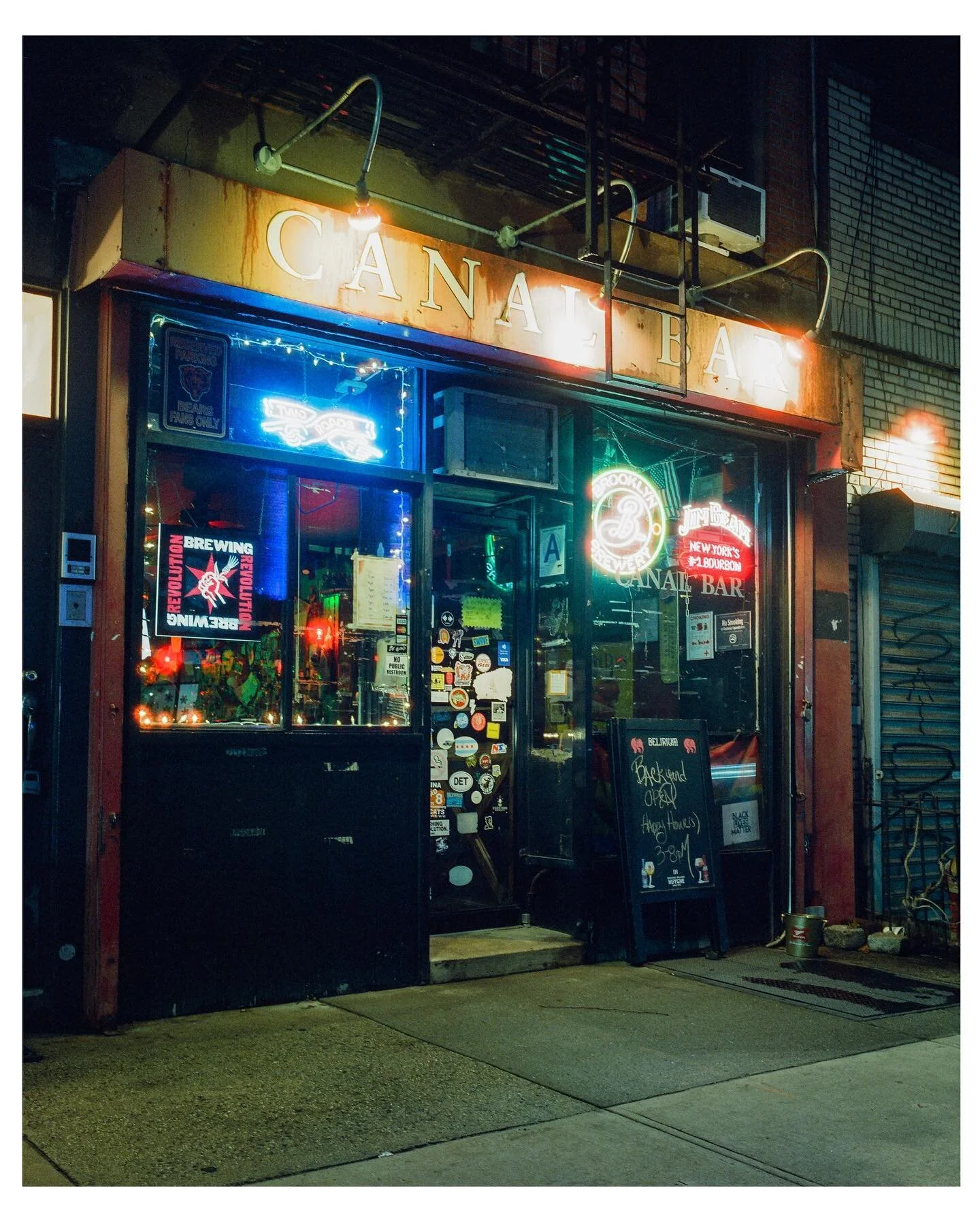 late nights on @cinestillfilm 800T

______

#mediumformat #mamiya #mamiya7ii #120film #cinestill800t #cinestill #shotonfilm #drivebyfilm #shootfilmmag #boxspeedfeature