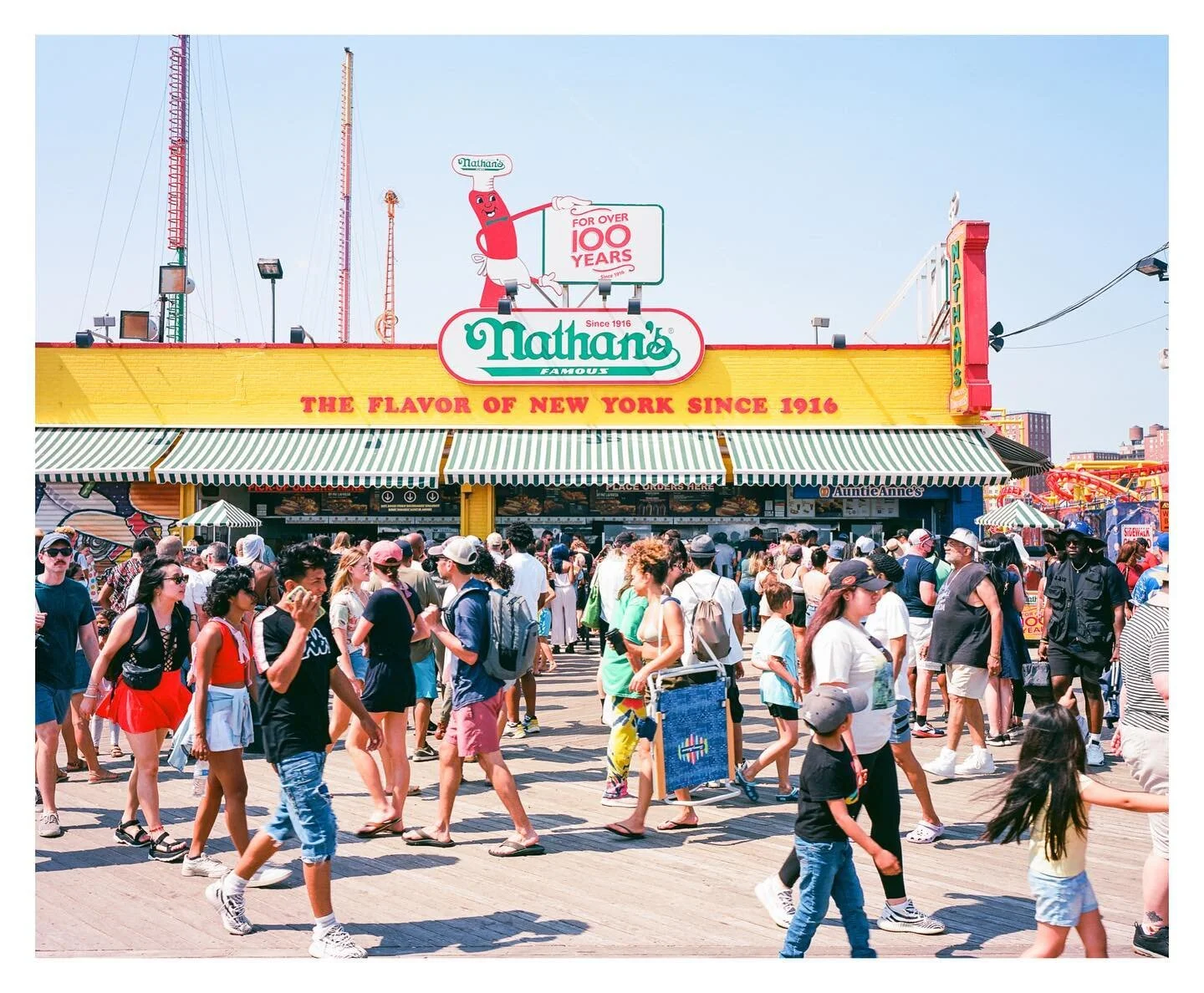 hot dog season 🌭

______

#mediumformat #mamiya #mamiya7ii #120film #kodakektar100 #ektar100 #madewithkodak #shotonfilm #drivebyfilm #shootfilmmag #boxspeedfeature #coneyisland #coneyislandboardwalk #nathanshotdogs