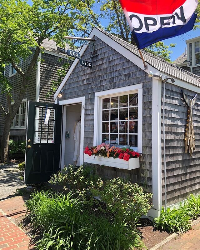 Anyone else walking through town with a HUGE SMILE under their masks as they see all the retail shops and galleries reopen?!!😁😁😁😁😁 #phasetwo #edgartown #marthasvineyard #shoplocal