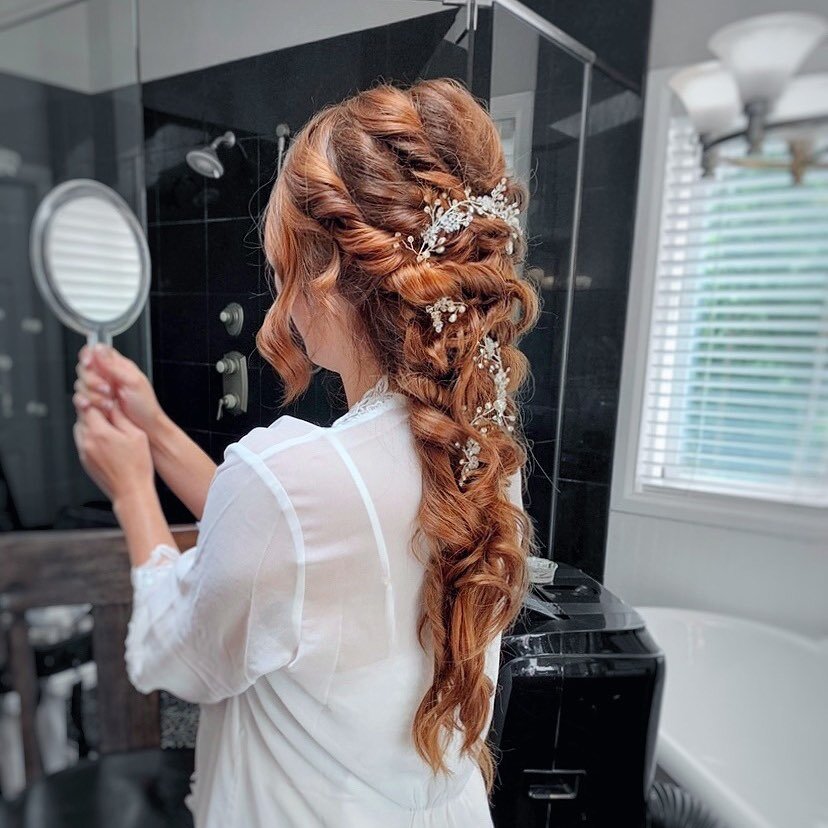 Guys prepare to have your minds blown: this stunnnning bride didn&rsquo;t have a single extension. Oh yeah, and this is also her natural color. 😍 Talk about Disney princess hair of my DREAMS. 

Ps these loose woven &ldquo;braids&rdquo; are the PERFE