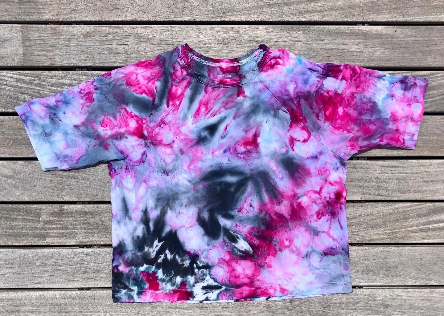 @everlane boxy raglan t-shirt #icedyed with raven black and hot pink. Size S (fits loose!). $40. $20 goes to @astoria_mutual_aid. #tiedye #tiedyeshirt #tiedyefashion #tiedyelife