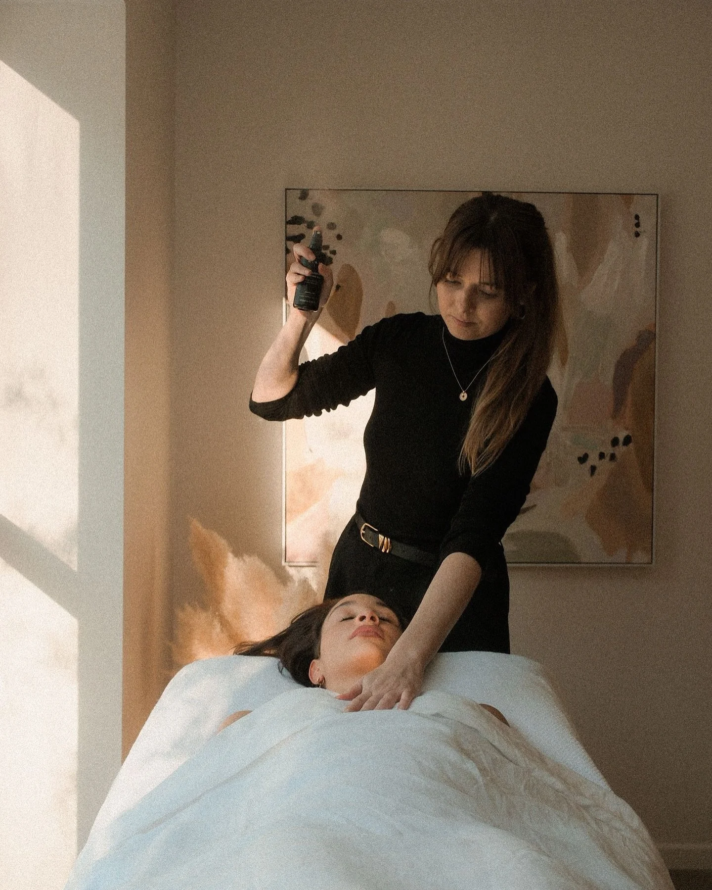 Begin to take some slow deep breaths as you sink into the table, this time is for you to unravel your nervous system and press pause on outside world, everything can wait - for at least 90mins..

This was a fun little photo shoot for @kaliobyronbay @