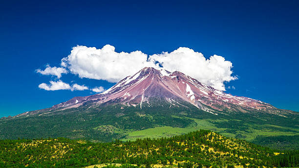 mount-shasta-ca-picture-id478053895.jpg