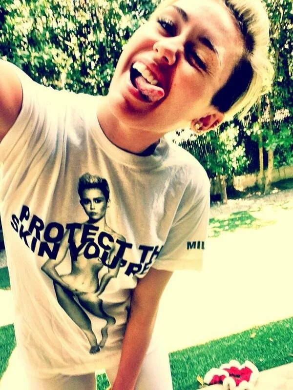 miley cyrus tshirt nude jacobs_00100 -anteprima-600x800-933578.jpg