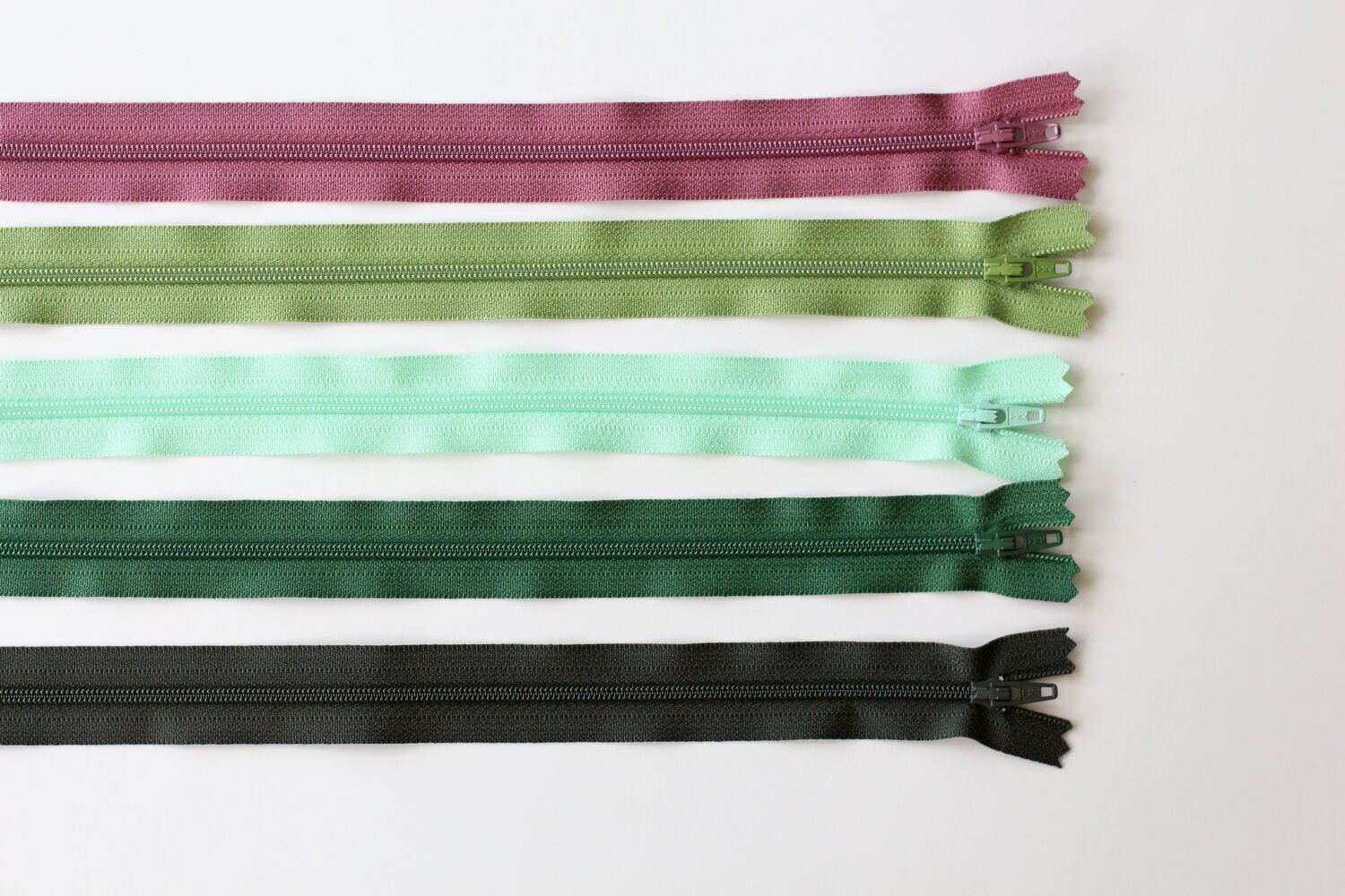 (Nylon zippers in a variety of colors)