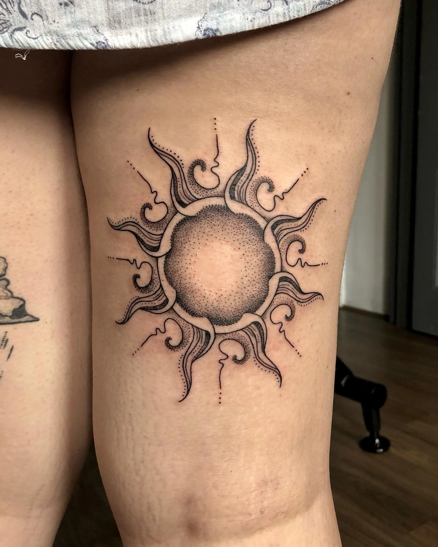 A ripply wiggly sun for the beautiful Claudia. So great to see you again! Done at @tanukitattoomelbourne 
For bookings/enquiries send me a DM or email: s.amaterstein@gmail.com
.
.
.
.
.
#amatersteinart #tanukitattoo #hawthorn #etchedtattoo #suntatt