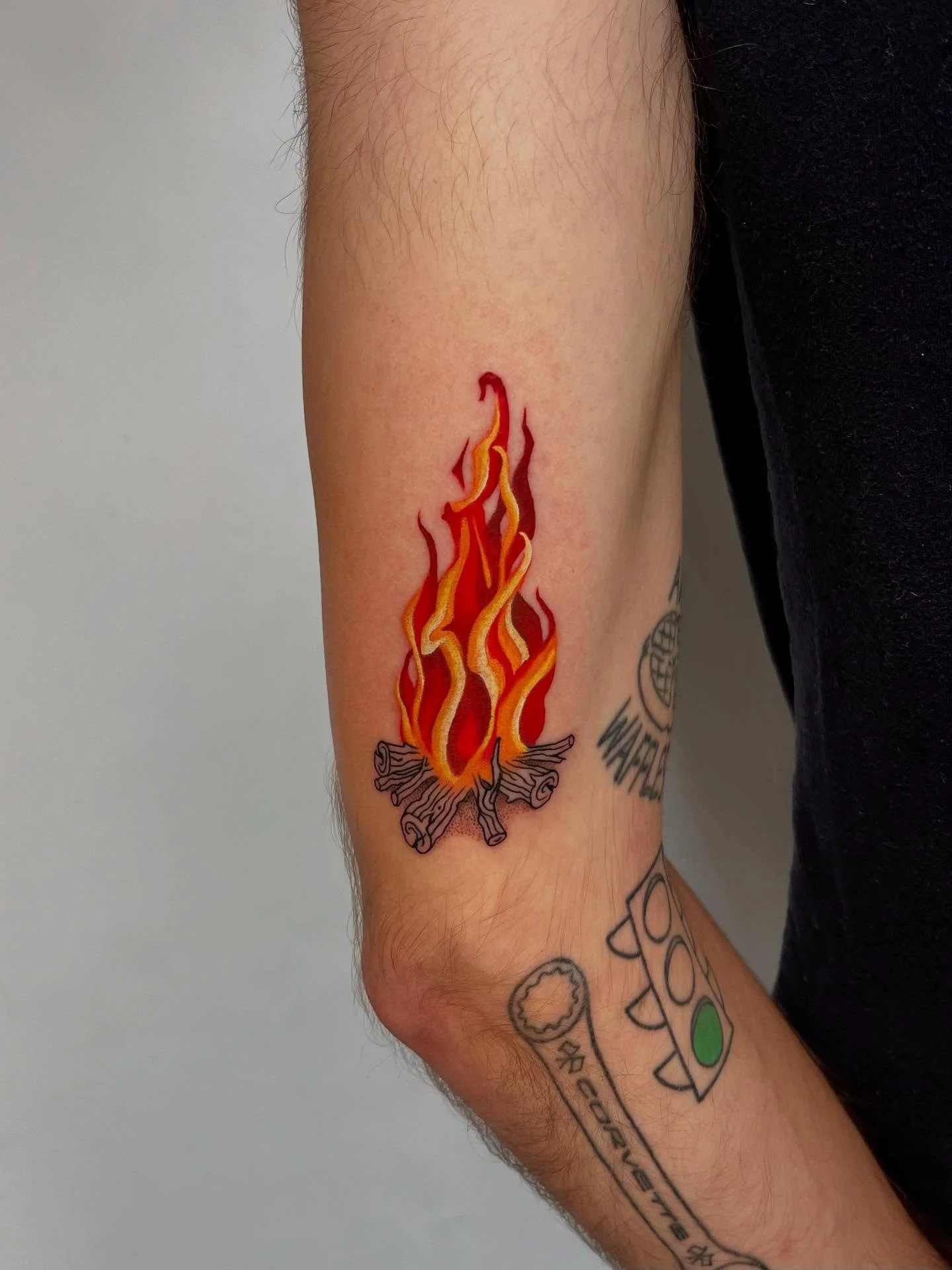 A little campfire done last week. Thank you Matt, hope you enjoy the rest of your time in Melbourne 🔥

For bookings/enquiries send me a DM or email: s.amaterstein@gmail.com

.
.
.
#melbournetattoo #fullcolortattoo #firetattoo #hawthorn