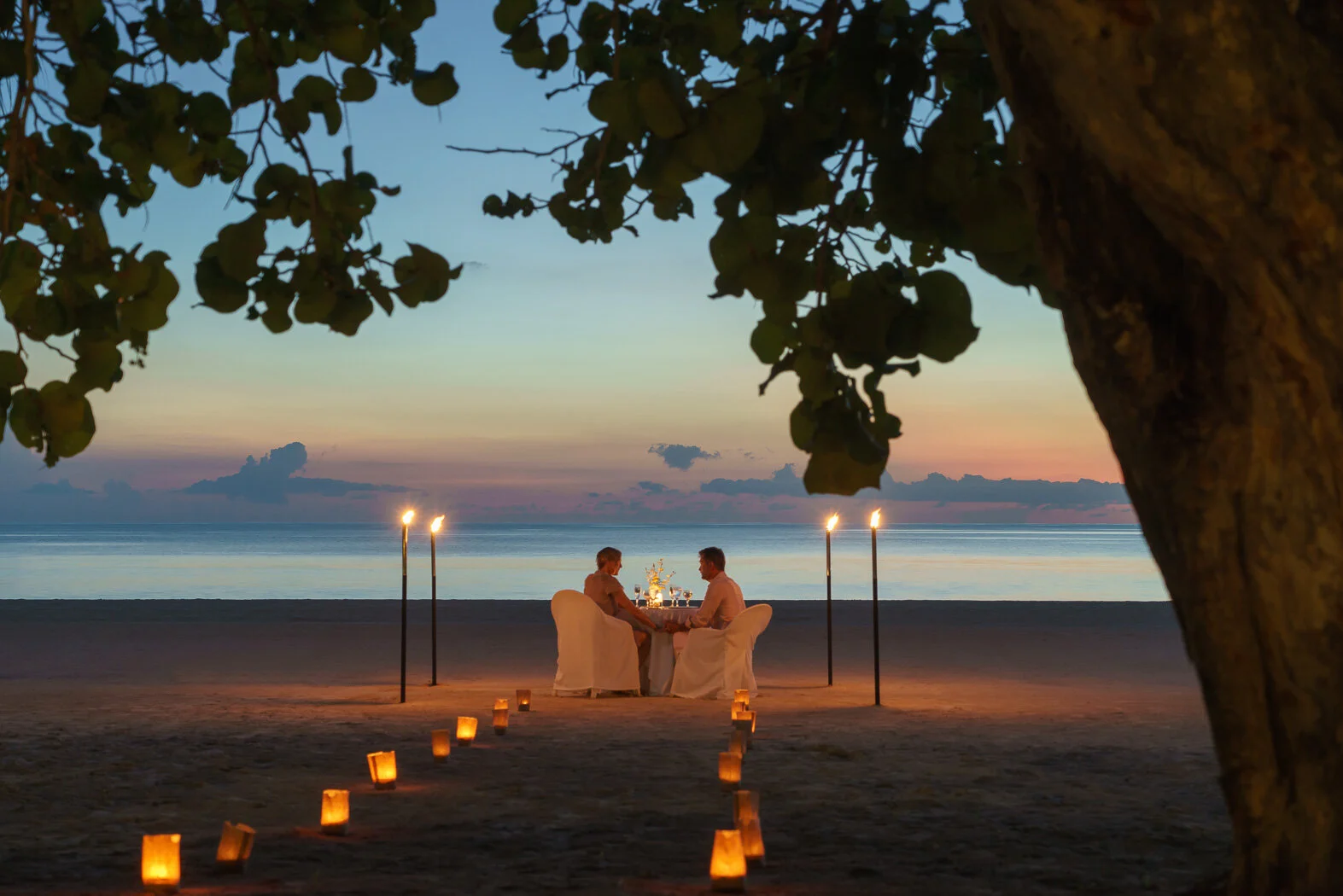 couplesresorts-romanticdinner-highres-5e4b0c1a76944.jpg
