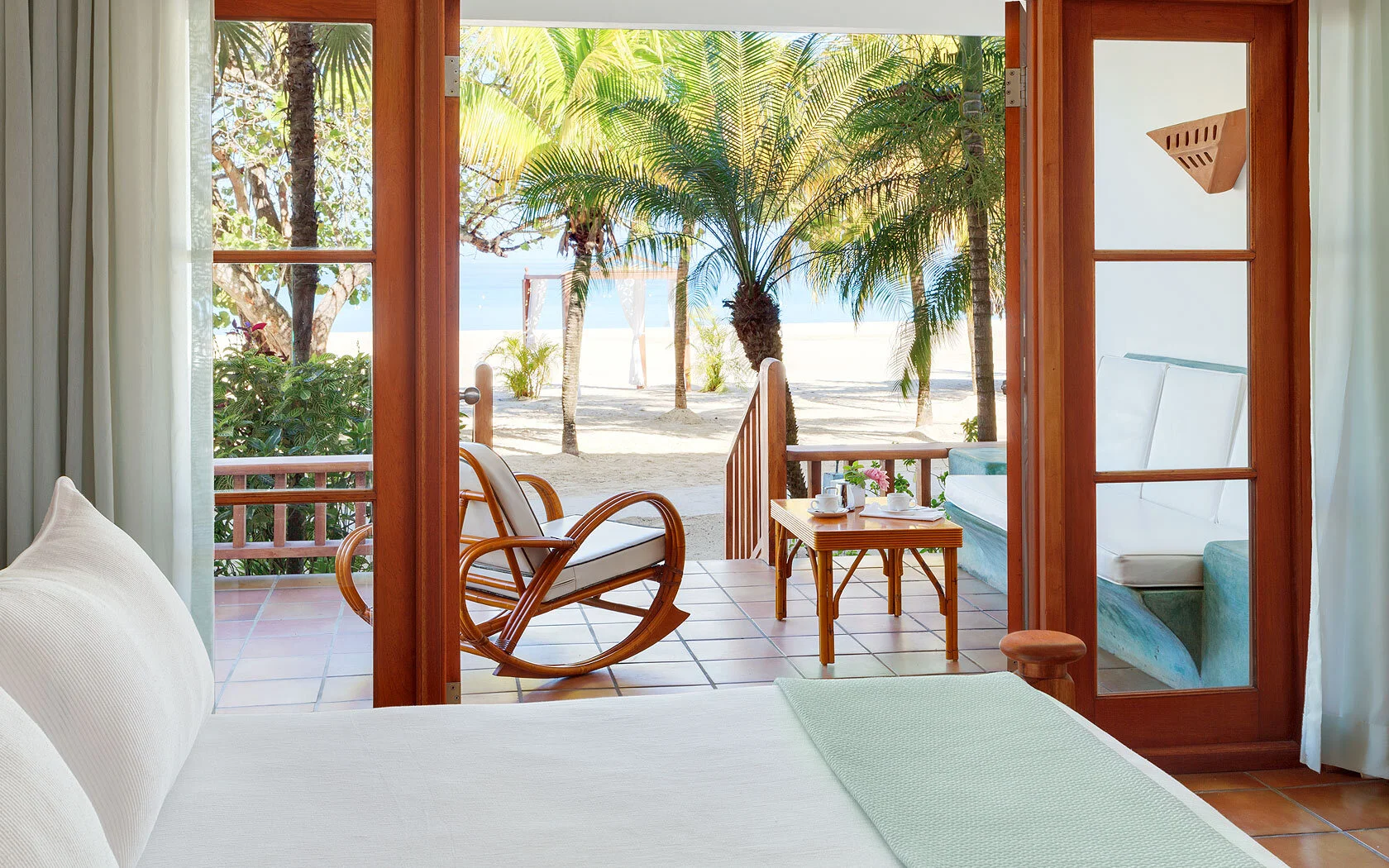 sweptaway-beachfontverandahsuite-55c25517a4490-5e4c0eeb40e6c.jpg