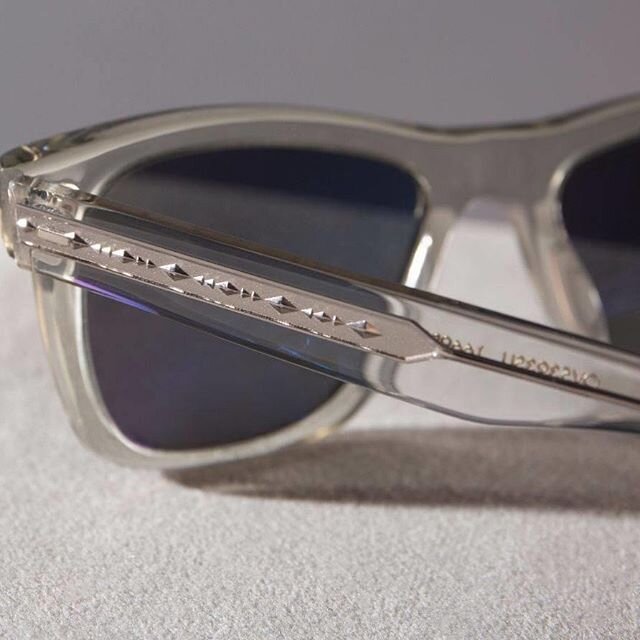 &bull;|FILIGREE|&bull; .
Detail of the Oliver Peoples Oliver Sun available @mullersoptometrists  As a brand, Oliver Peoples does not rely on logos, instead, they&rsquo;ve incorporated important signifiers that telegraph the frames are Oliver Peoples.