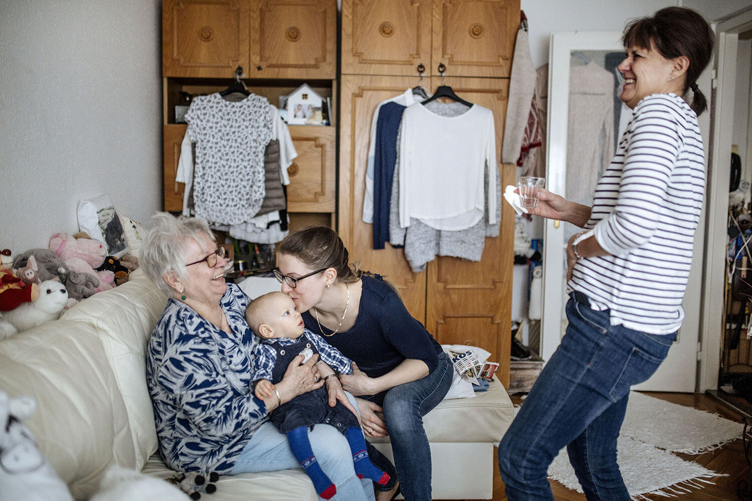  Bazsi is the youngest resident of the fourth staircase. His mother, Éva (middle) often gets together with her neighbours, Jutka (left) and Teri, who is the “professional” babysitter of this floor. The residents of the six flats on this level regular