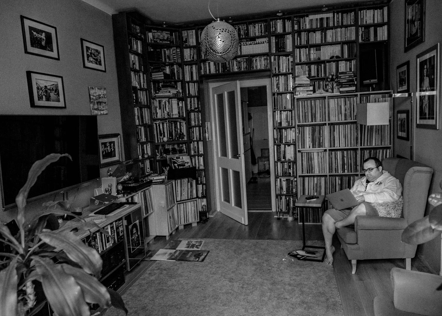 István works from his Budapest apartment. This is ideal and comfortable for a journalist and his vinyl records help him get through the busy working hours. He visits the newsroom once a week. After the 8th month of quarantine, the apartment feels