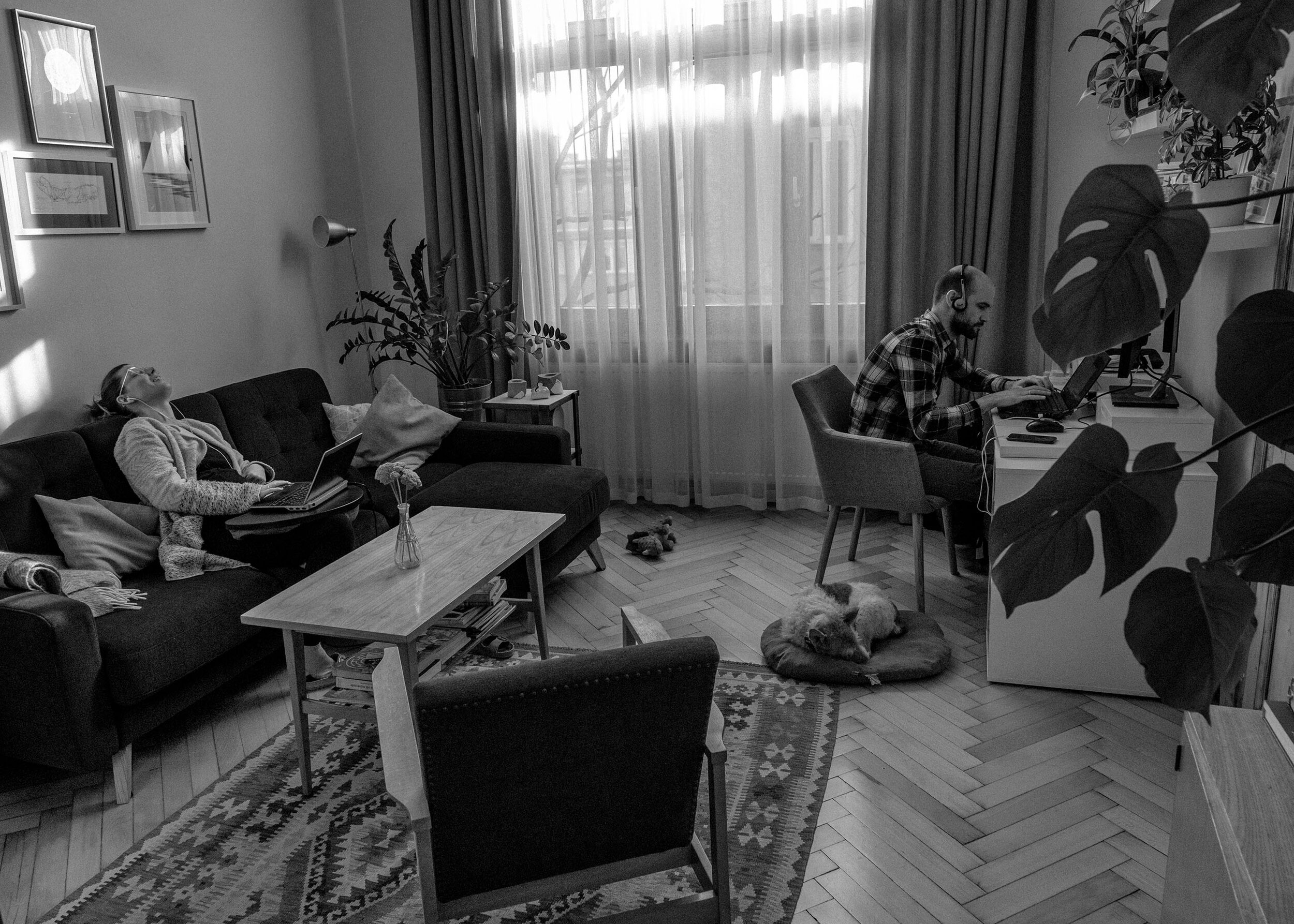   Réka  and  Jocó  try to separate each other’s noise with headphones during the daytime in their newly renovated flat. Réka spends her last days with her students and organises timetables online before giving birth to their first child. As her deliv