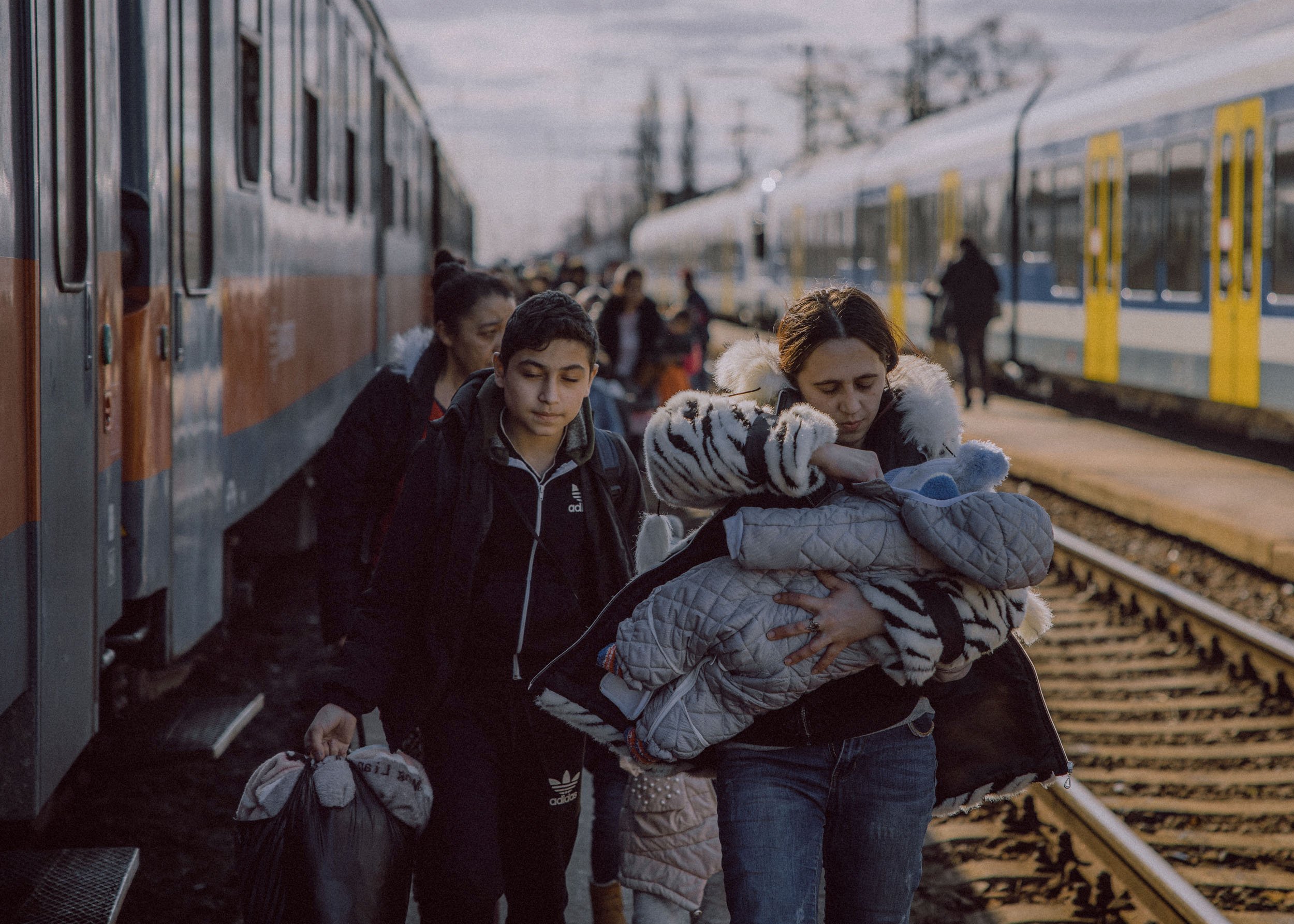  Hundreds of people arrive to the train station after crossing the border at Zahony-Csap as they flee Ukraine on February 27, 2022 in Zahony, Hungary 