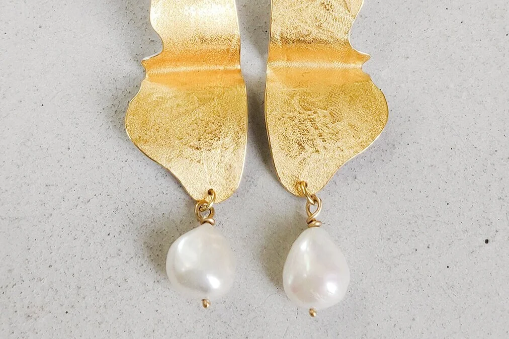 OHRRINGE FEINGOLD AUF SILBER STRUKTURIERT MIT SÜSSWASSERPERLEN