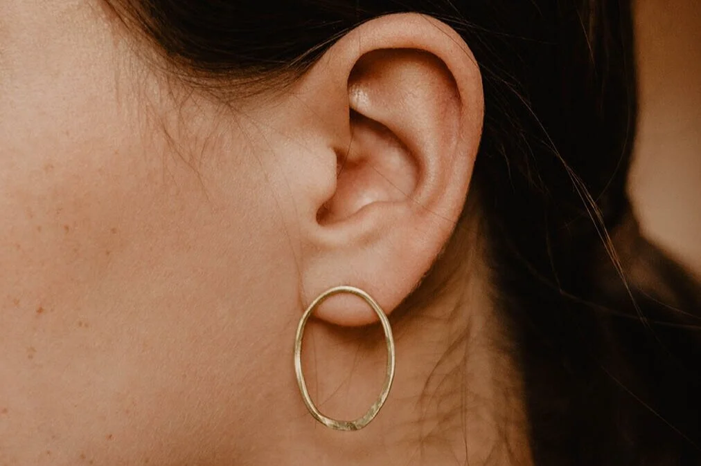 OVALE OHRRINGE GESCHMIEDET AUS 18KT RECYCELTEM GOLD