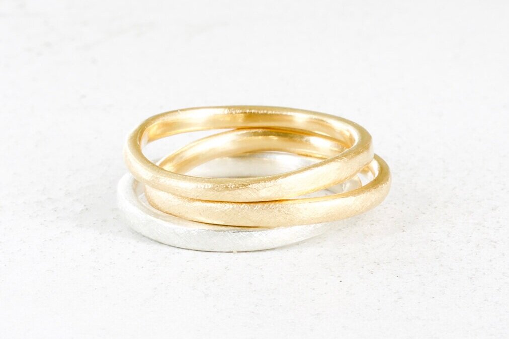 STECKRINGE AUS SILBER UND 18KT GOLD, GEBOGEN MATT Nº81