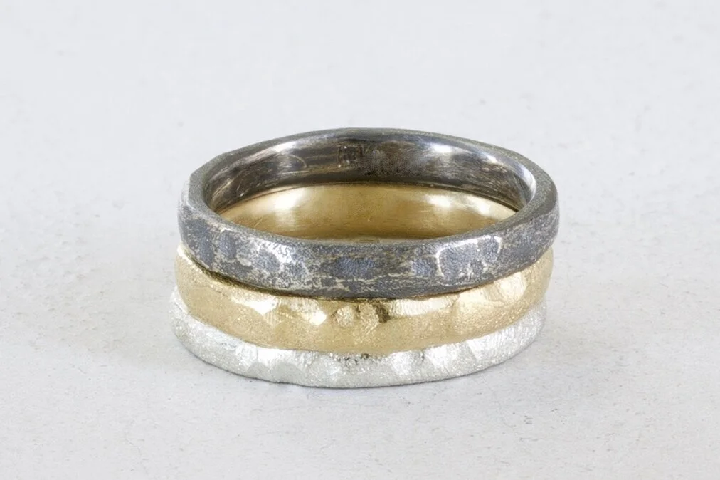 STECKRINGE AUS SILBER, OXIDIERT UND 18KT GOLD AMORPH Nº62