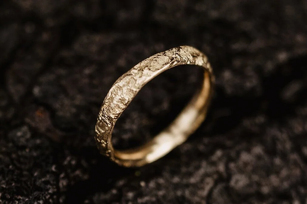 RING AUS 18KT GOLD MIT GROBER STRUKTUR N°85