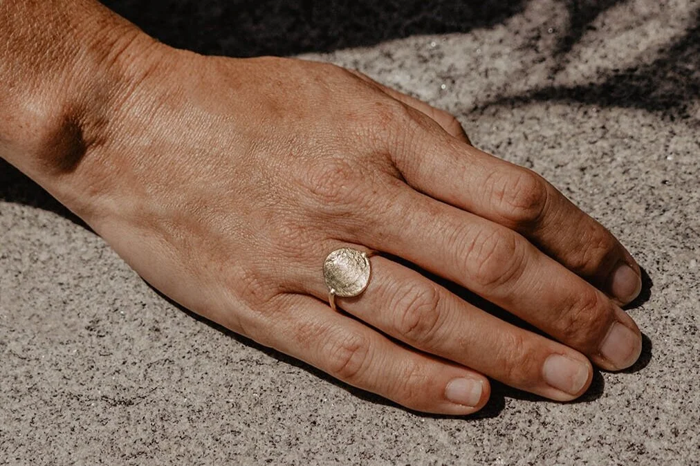 PLÄTTCHEN RING aus 18KT GOLD MIT ORGANISCHER OBERFLÄCHE