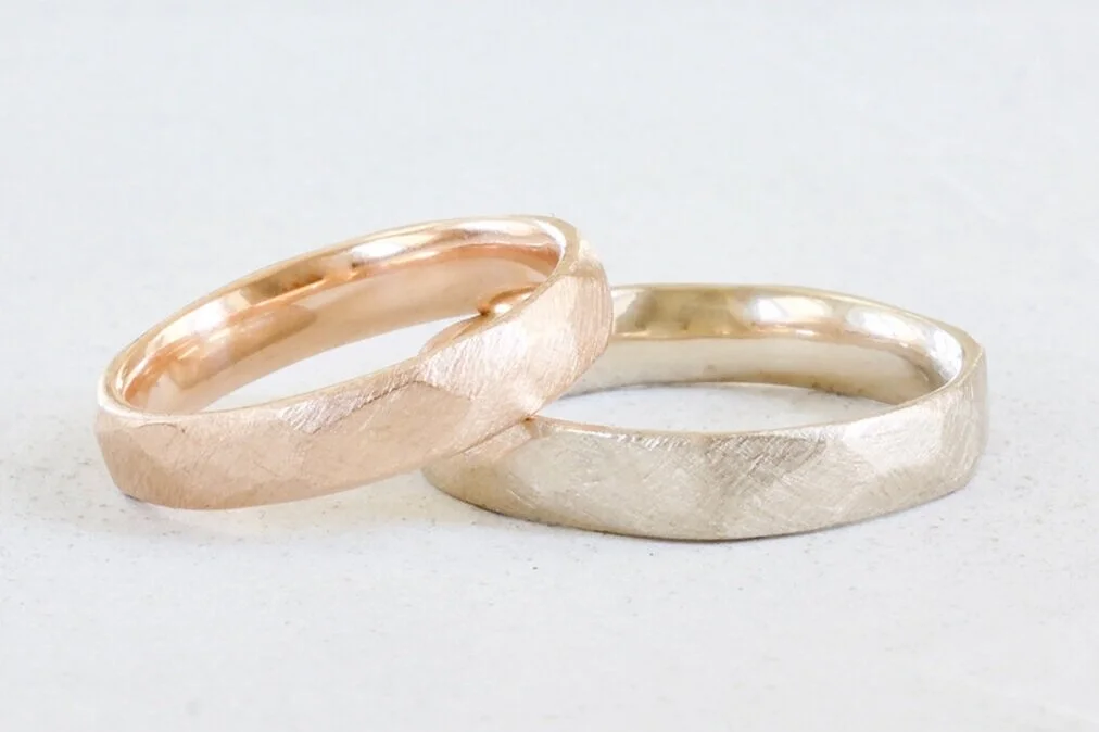 EHERINGE AUS 14KT ROTGOLD UND WEISSGOLD GROB GEFEILT MIT FLÄCHEN Nº53