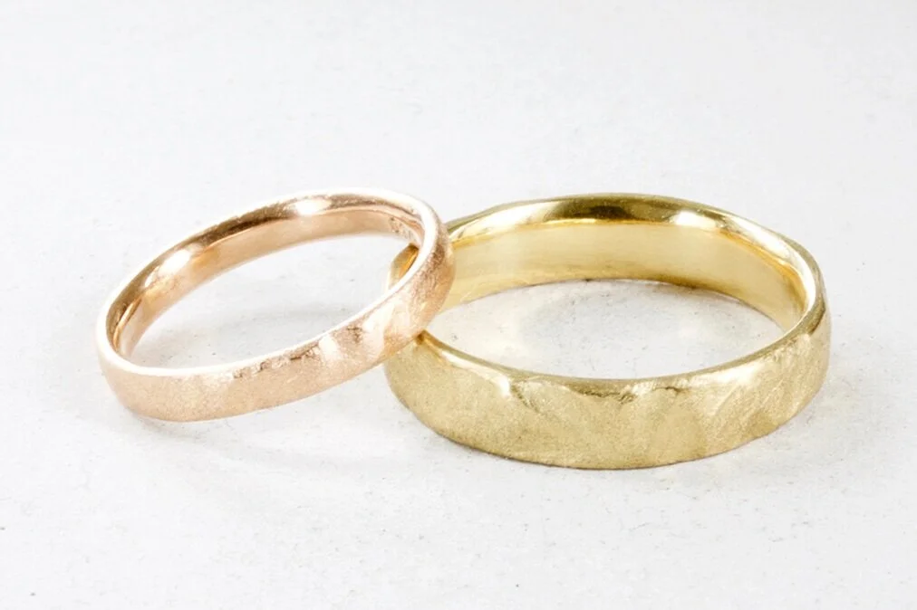 EHERINGE AUS 18KT ROTGOLD UND GELBGOLD, AMORPH Nº31