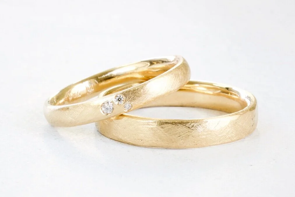 EHERINGE AUS 18KT MITTELGOLD UND DIAMANTEN GROB GEFEILT N° 47