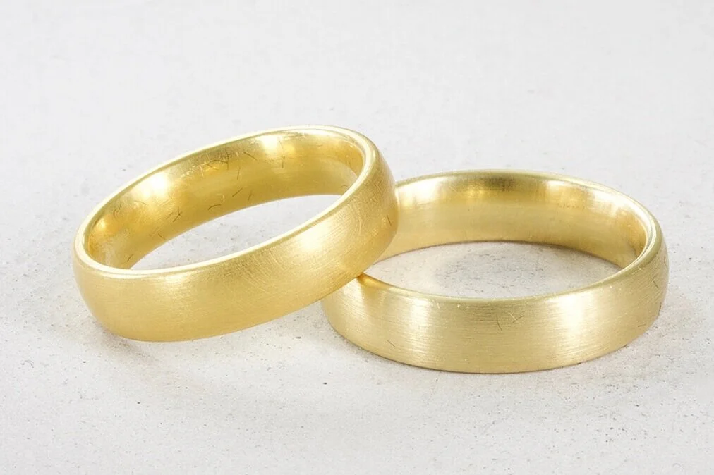 EHERINGE AUS 18KT GELBGOLD SEIDENMATT Nº17