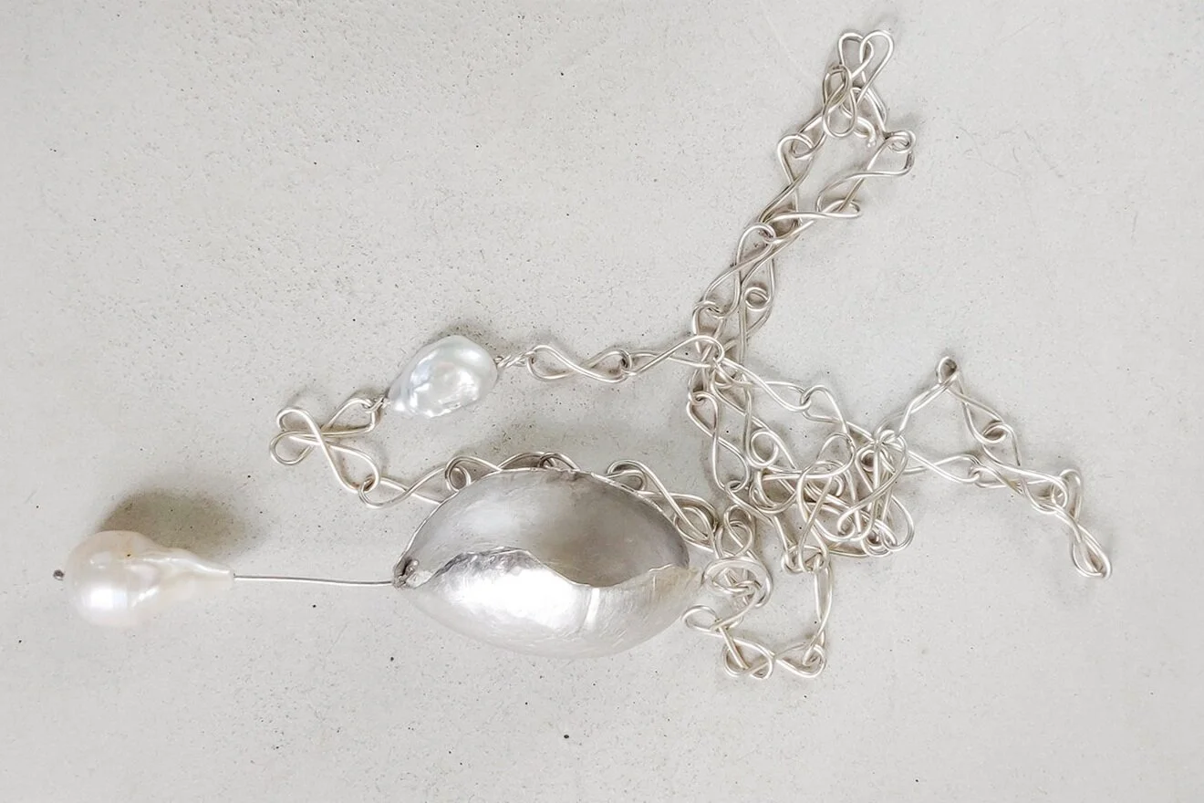SKULPTURALE GLIEDERKETTE SILBER MIT ANHÄNGER UND BAROCKPERLE