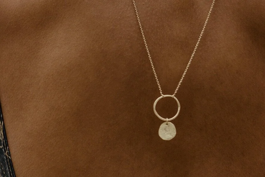 DOPPELTER ANHÄNGER AUS 18KT GELBGOLD MIT RING UND ORGANISCHEM GOLDPLÄTTCHEN