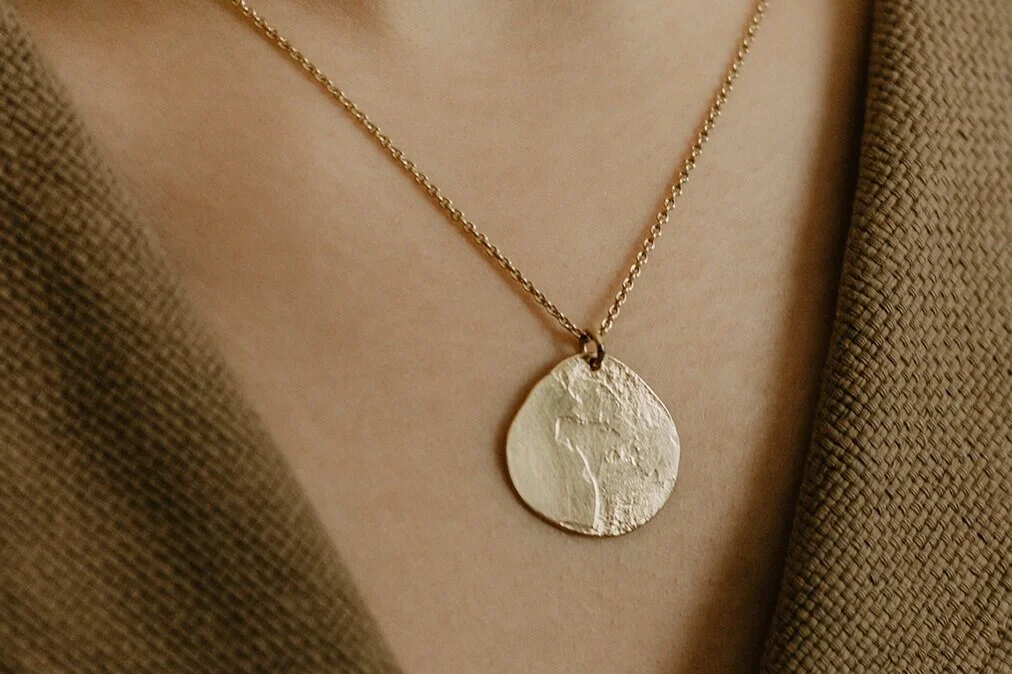 KETTE MIT ANHÄNGER ORGANISCHE PRÄGUNG IN 18KT GOLD N°45