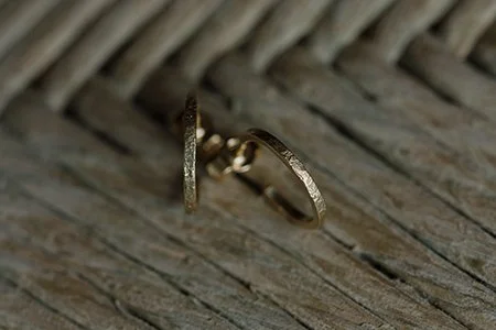 KLEINE CREOLEN MIT GEPRÄGTER STRUKTUR AUS 18KT GOLD