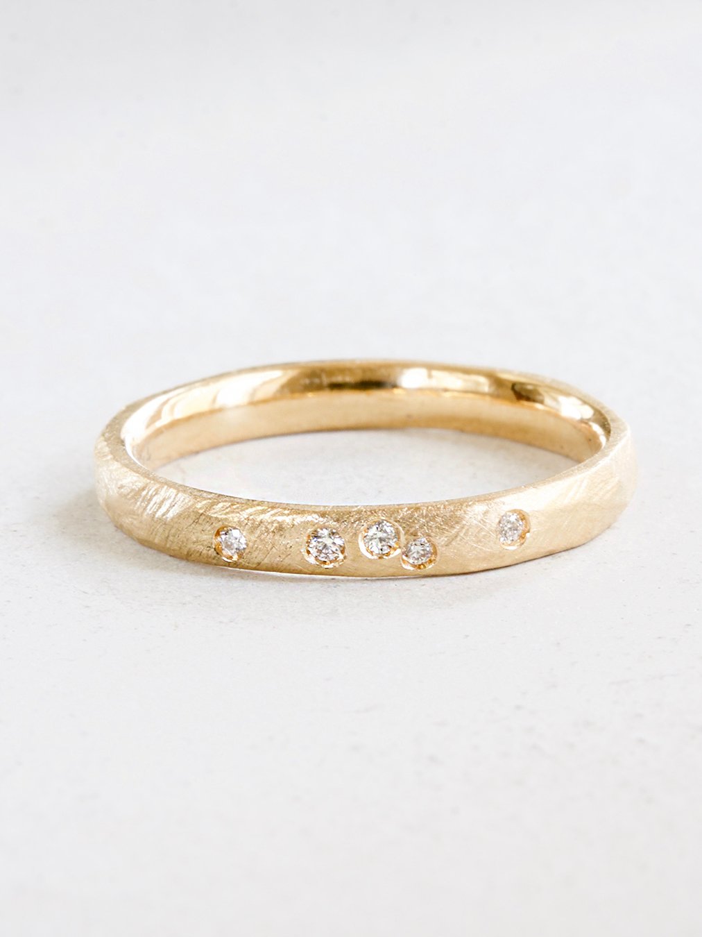 Web__0002_Ring Verlobungsring Roségold grob gefeilt mit Flächen, Diamanten gestreut 67q.jpg