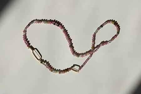 TURMALINKETTE MIT VERSCHLUSS UND ZWISCHENTEILEN AUS 14 KT MITTELGOLD