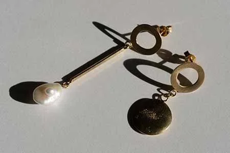 STATEMENT-OHRRINGE AUS 18KT GOLD MIT GEOMETRISCHEN ELEMENTEN UND SÜSSWASSERPERLE
