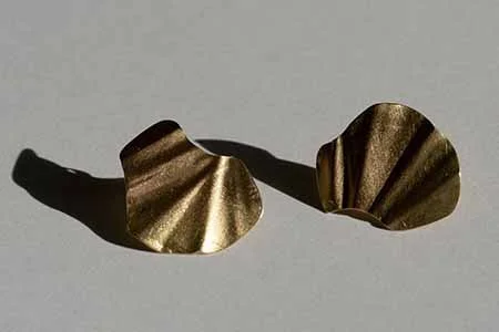 GOLDOHRRINGE MIT MUSCHELDESIGN