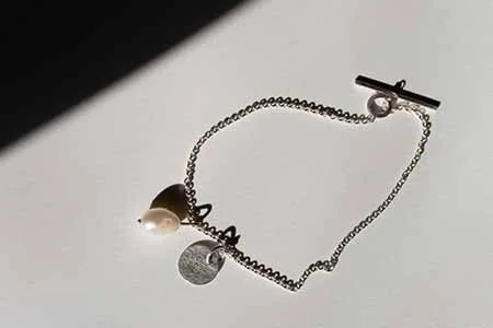 ZARTES SILBERARMBAND MIT KNEBELVERSCHLUSS UND ANHÄNGERN