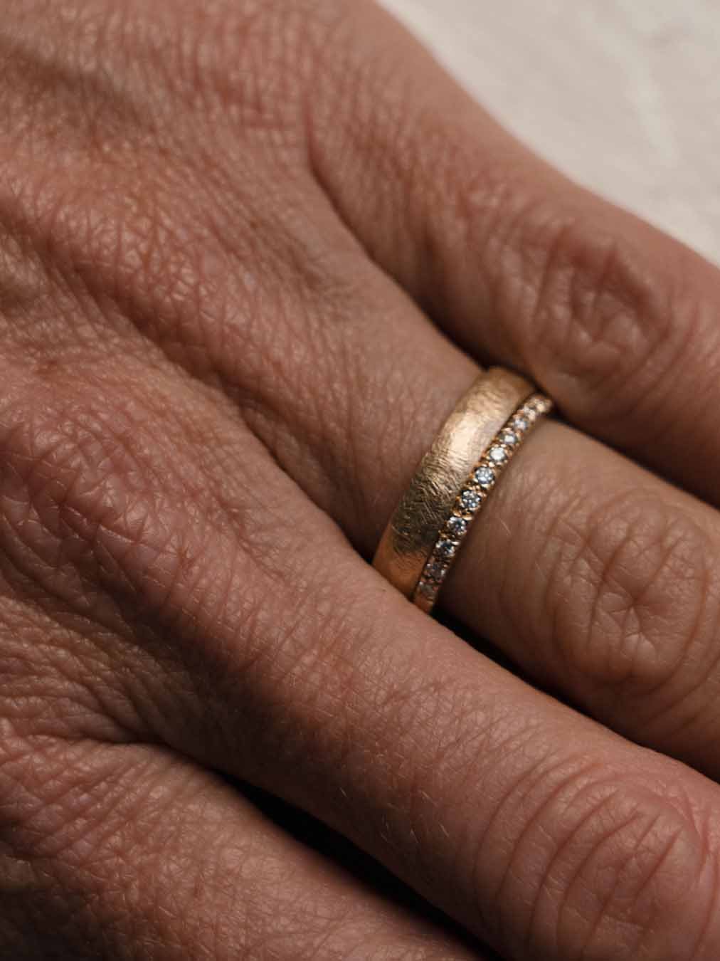 ZUR HÄLFTE GEFASSTER BRILLANT-MEMORYRING AUS 14KT MITTELGOLD
