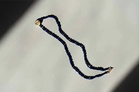 LAPISLAZULI KETTE MIT VERSCHLUSS UND PLÄTTCHEN-ZWISCHENTEIL AUS 14KT GELBGOLD