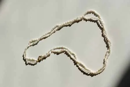 DOPPELTE SÜSSWASSER-PERLENKETTE MIT HAKENVERSCHLUSS AUS 14KT GELBGOLD