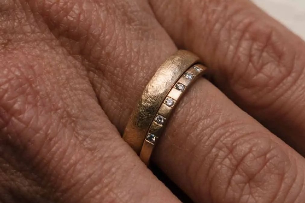 MEMORYRING MIT QUADRATISCH GEFASSTEN BRILLANTEN, 14KT MITTELGOLD