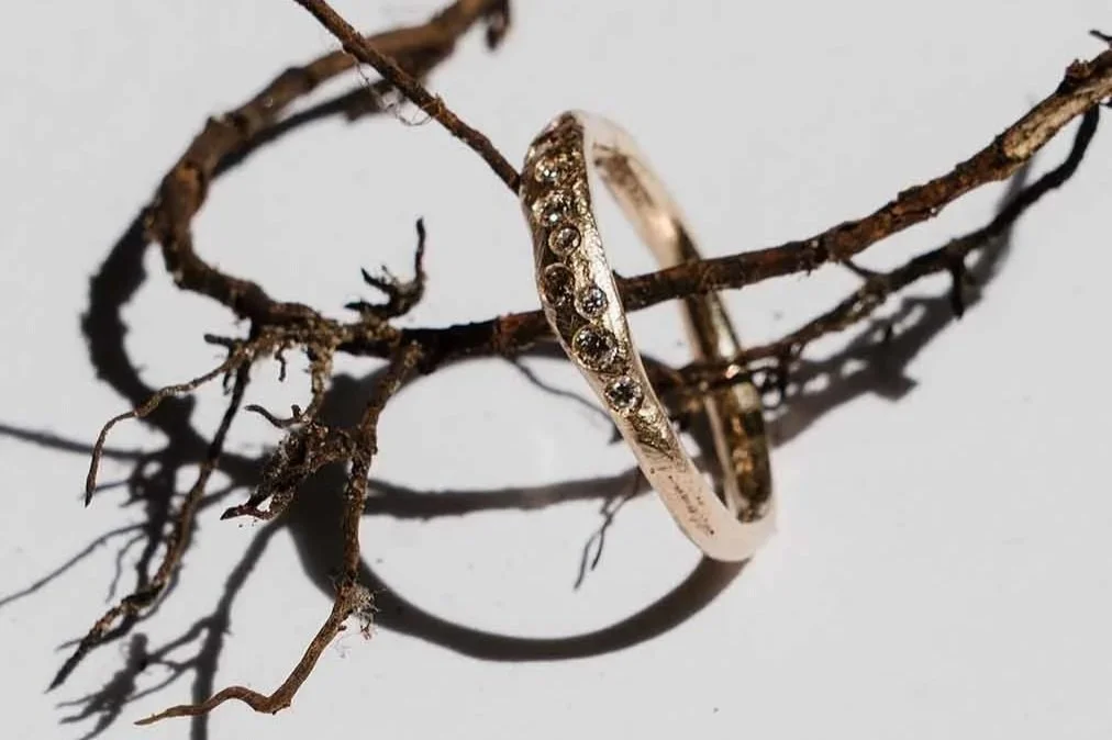 STERNENHIMMEL-RING AUS 14KT MITTELGOLD MIT 9 VERWISCHT GEFASSTEN BRILLANTEN IN UNTERSCHIEDLICHEN GRÖSSEN