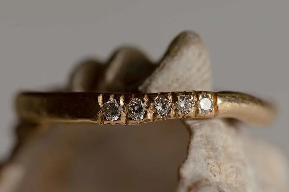 GEWELLTER ZARTER VORSTECKRING MIT 5 ANEINANDERGEREIHTEN BRILLANTEN MIT GRÖSSENVERLAUF