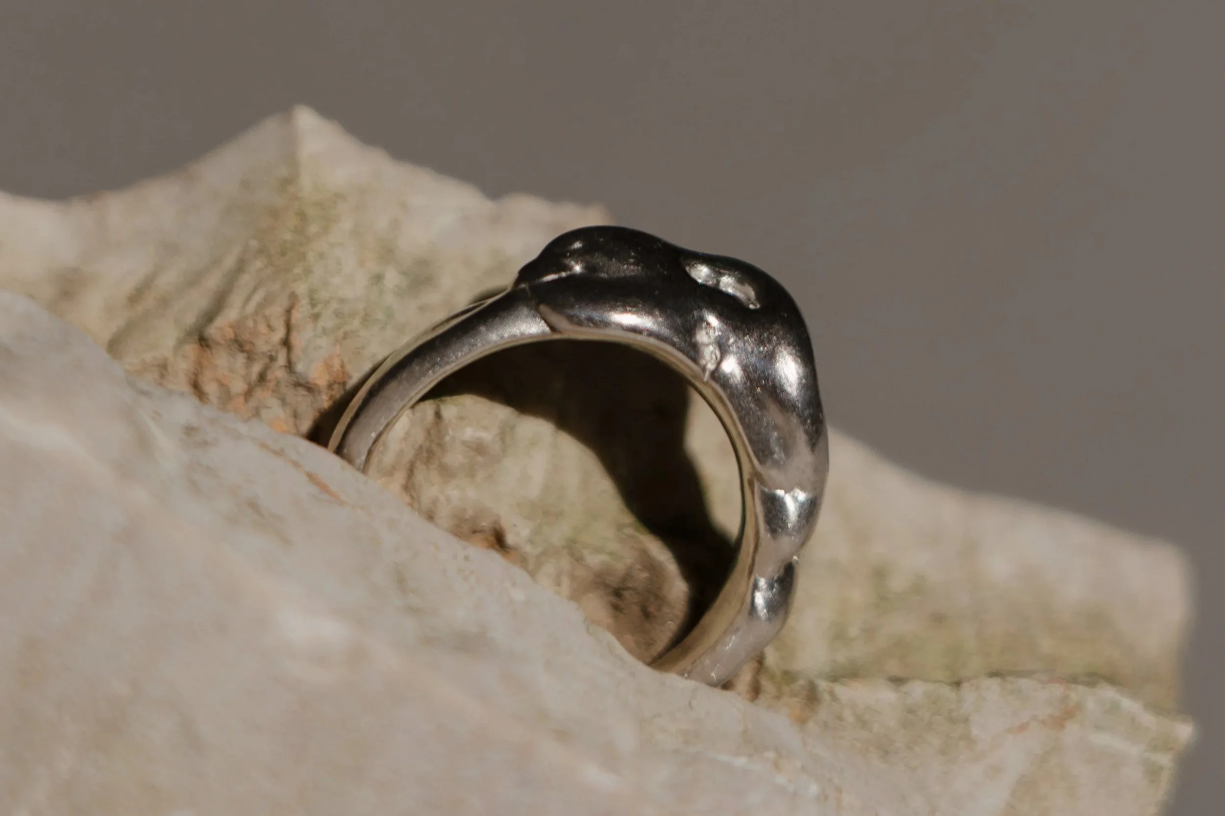 ASYMMETRISCHER LIQUID SILVER-DESIGN RING